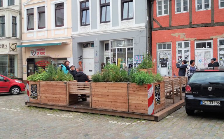 Stadt-Terrassen statt Parkplätze – Grüner Haushaltsantrag für die Aufwertung der Innenstadt angenommen