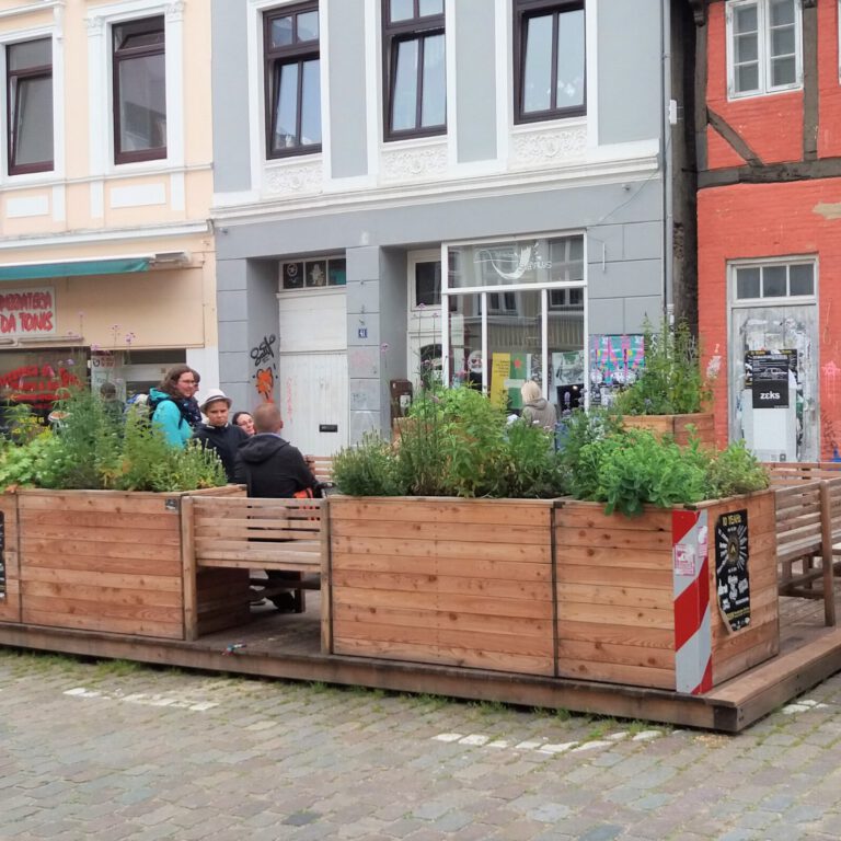 Stadt-Terrassen statt Parkplätze – Grüner Haushaltsantrag für die Aufwertung der Innenstadt angenommen